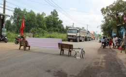 Người dân Đồng Nai rào đường chặn xe tải chở đá
